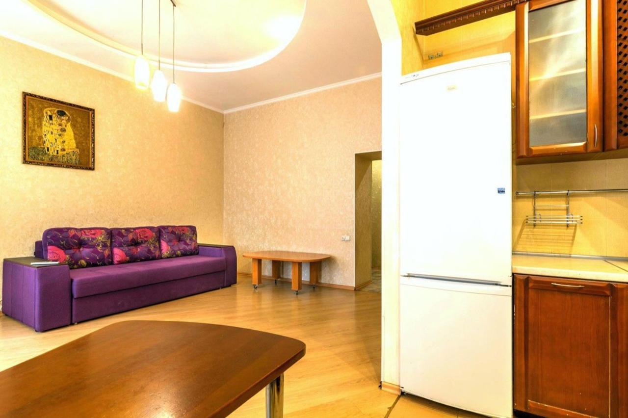 Large Apartment In The Center Dnipro Exteriör bild